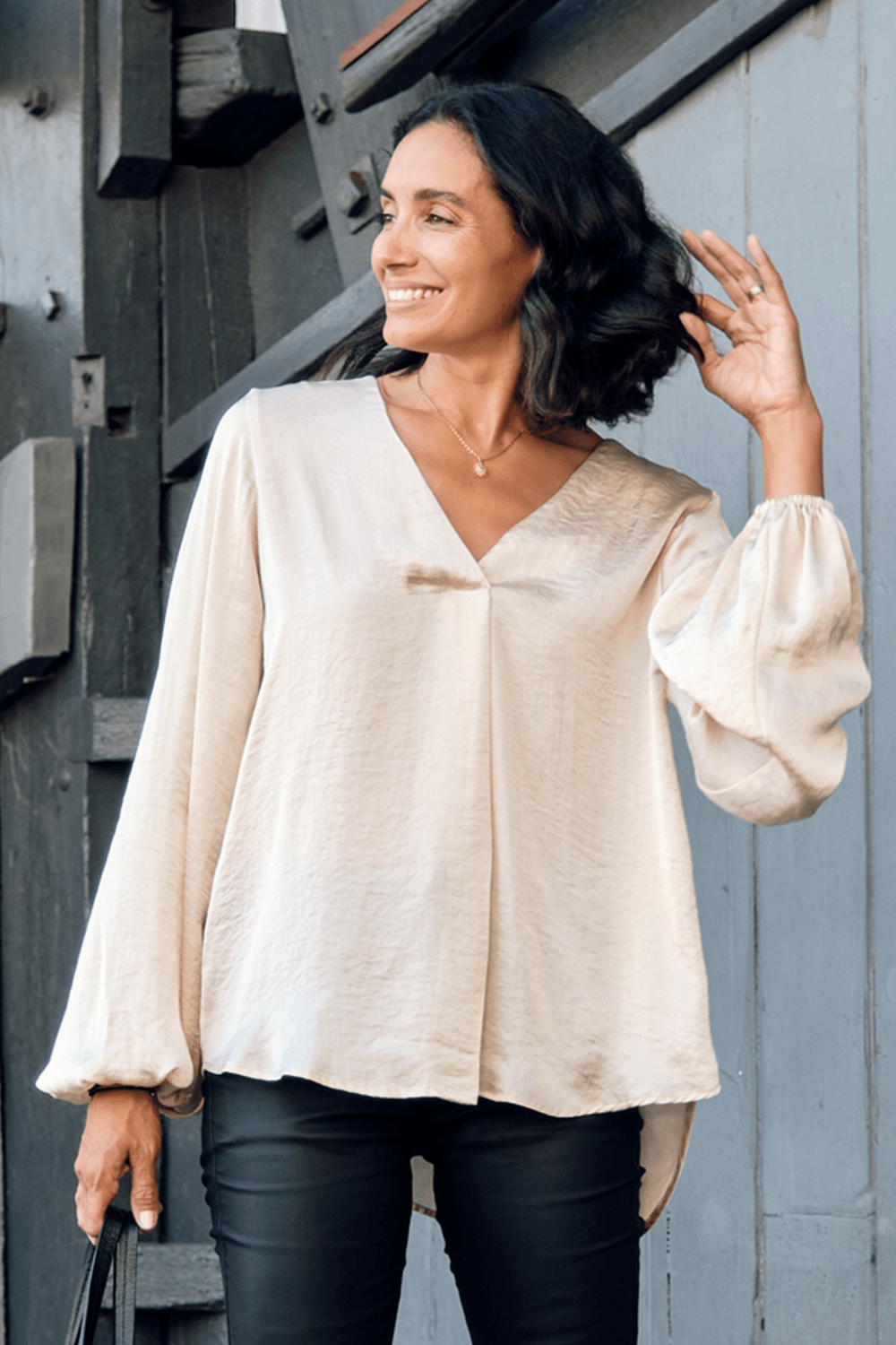 Charlotte V-Neck Long Sleeve Tops Light Gold – Carolina