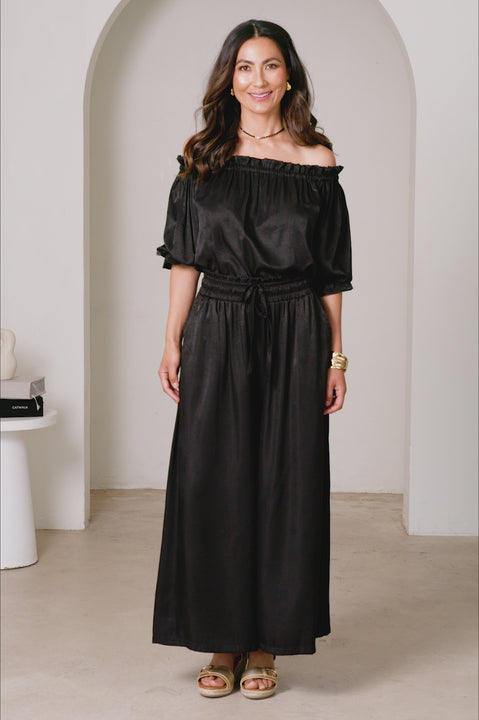 Vittoria Set Black product video by Carolina