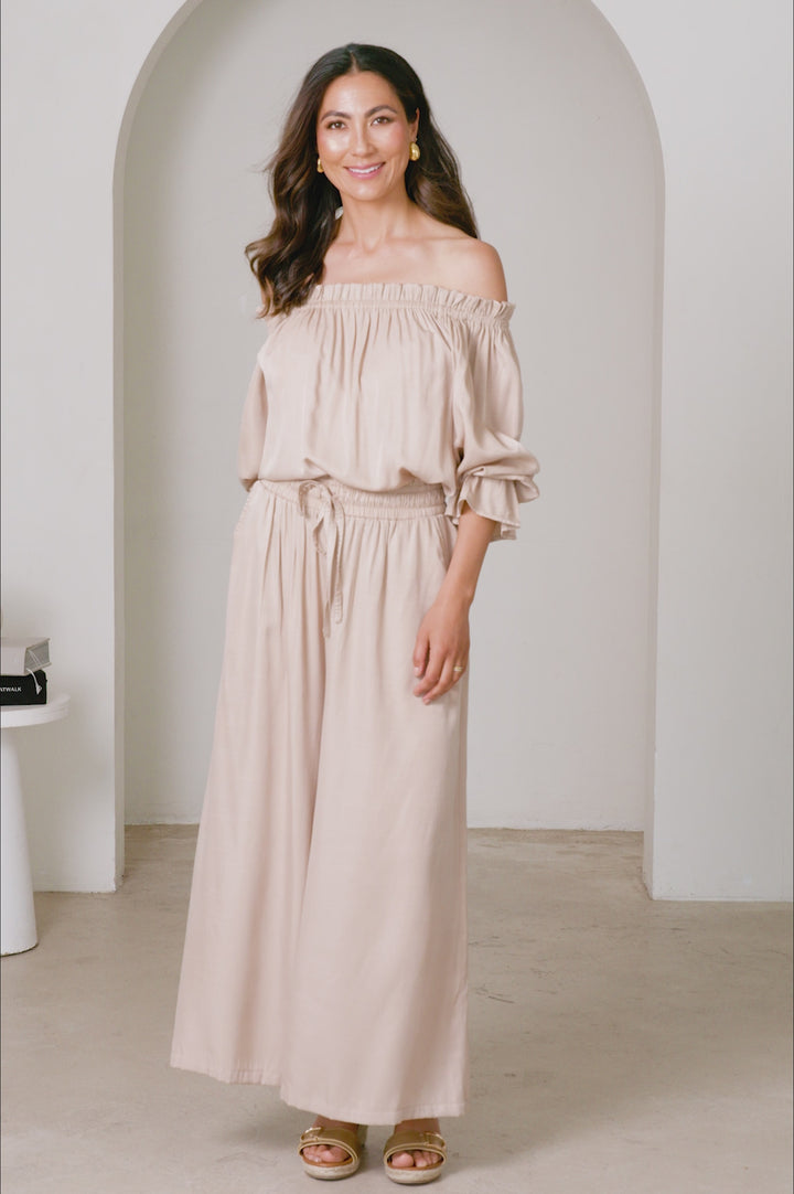 Vittoria Set Taupe product video by Carolina