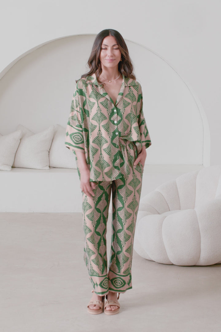 Tory Short Sleeve Collared Shirt Fan Print in Emerald & Espresso product video by Carolina
