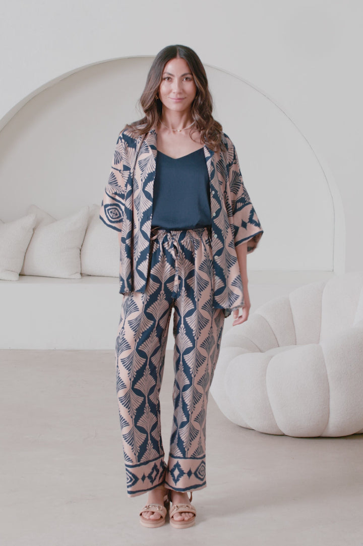 Tory Short Sleeve Collared Shirt Fan Print in Navy & Espresso product video by Carolina